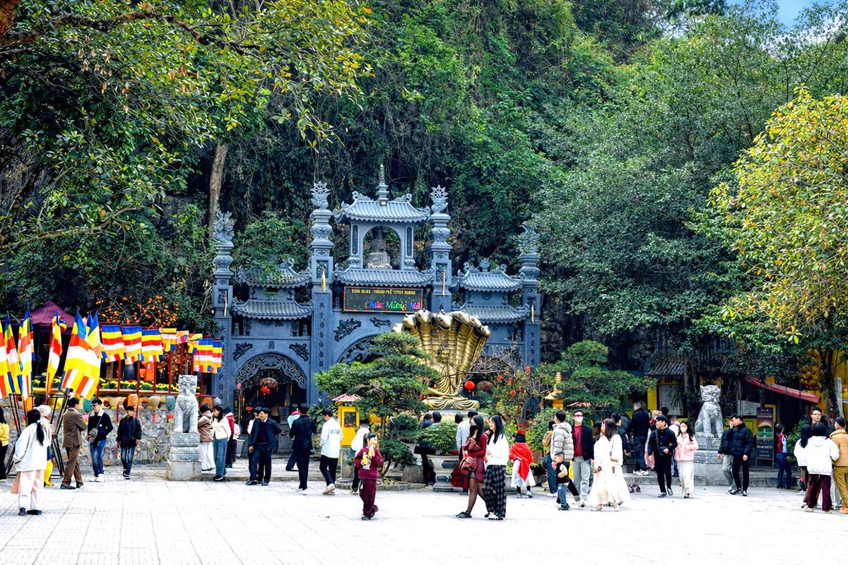 Du khách đến tham quan, lễ Phật tại Chùa Hang.