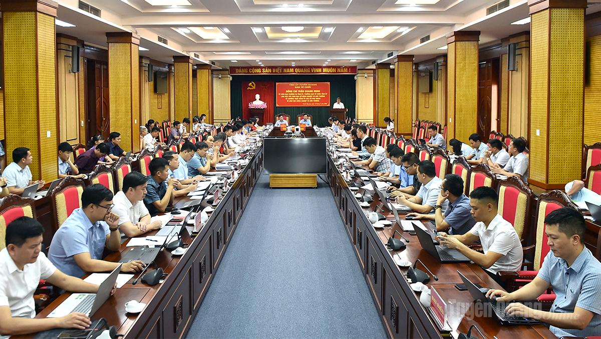 Các đại biểu dự buổi làm việc.