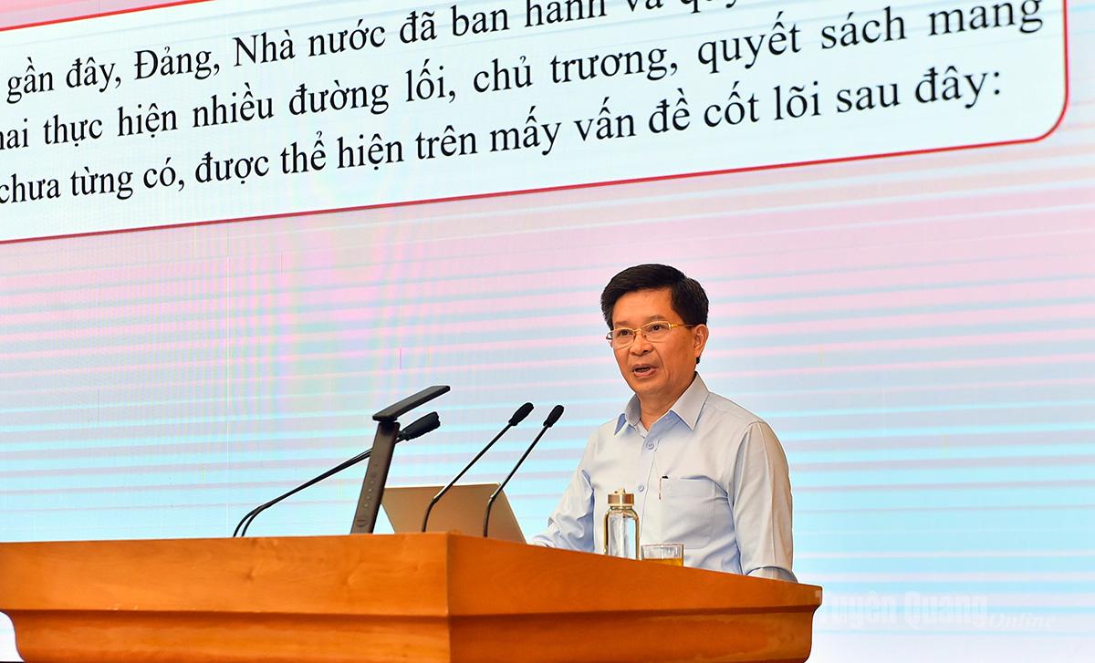 Giảng viên Trung ương truyền đạt các nội dung tập huấn.