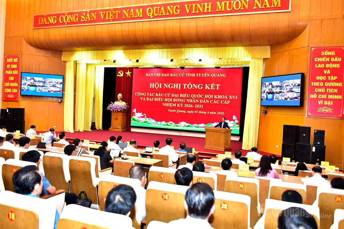 Tại hội nghị, Bí thư Tỉnh ủy Hầu A Lềnh thông tin nhanh về kết quả Hội nghị lần thứ hai BCH Trung ương Đảng khóa XIV.