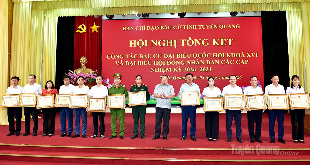 Đồng chí Phan Huy Ngọc, Phó Bí thư Tỉnh ủy, Chủ tịch UBND tỉnh, Chủ tịch Ủy ban Bầu cử tỉnh trao Bằng khen cho các tập thể.