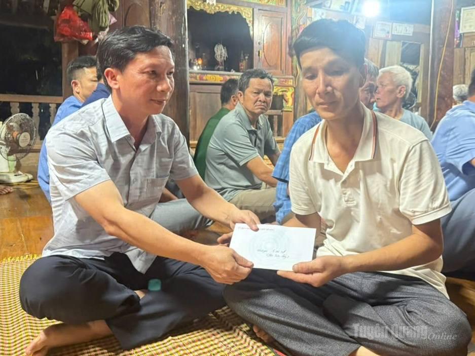 Lãnh đạo UBND xã Bắc Quang kịp thời động viên và chia buồn với gia đình nạn nhân.