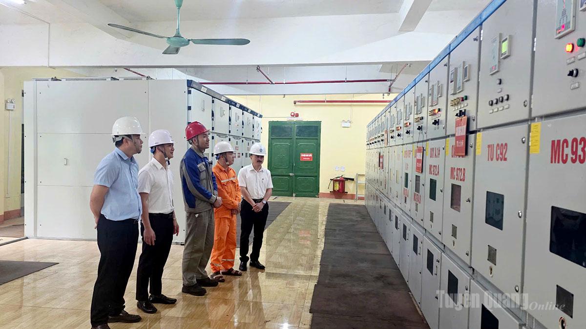 Cán bộ Công ty Điện lực Tuyên Quang Kiểm tra, đánh giá nhu cầu phụ tải tại Công Ty TNHH Gang thép Tuyên Quang.
