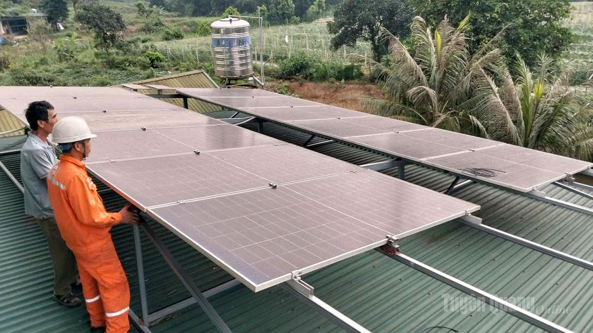 Nhân viên Điện lực Vị Xuyên tuyên truyền cho khách hàng lắp đặt, sử dụng điện mặt trời.