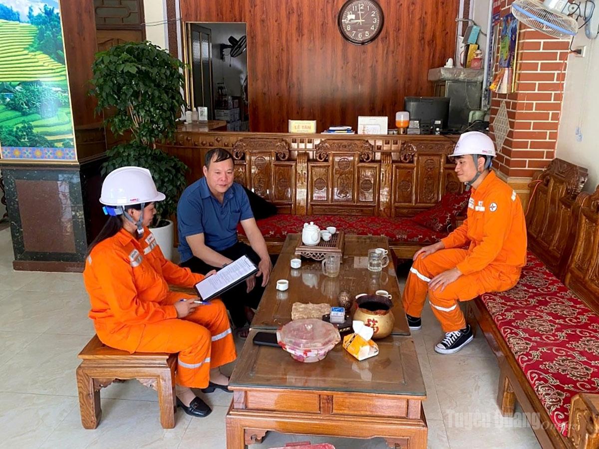 Nhân viên Điện lực Xín Mần tăng cường tuyên truyền, cảnh báo hóa đơn tiền điện tăng cao trong mùa nắng nóng.