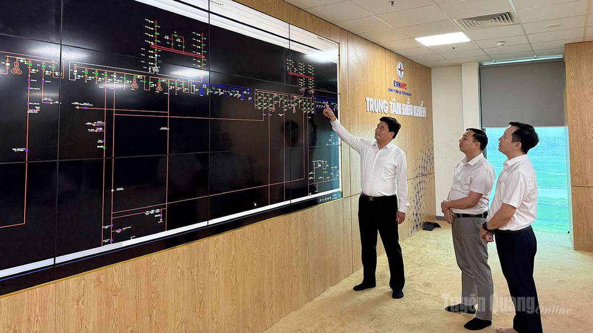 Lãnh đạo Công ty Điện lực Tuyên Quang kiểm tra việc trực vận hành 24/24h tại Trung tâm Điều khiển xa.
