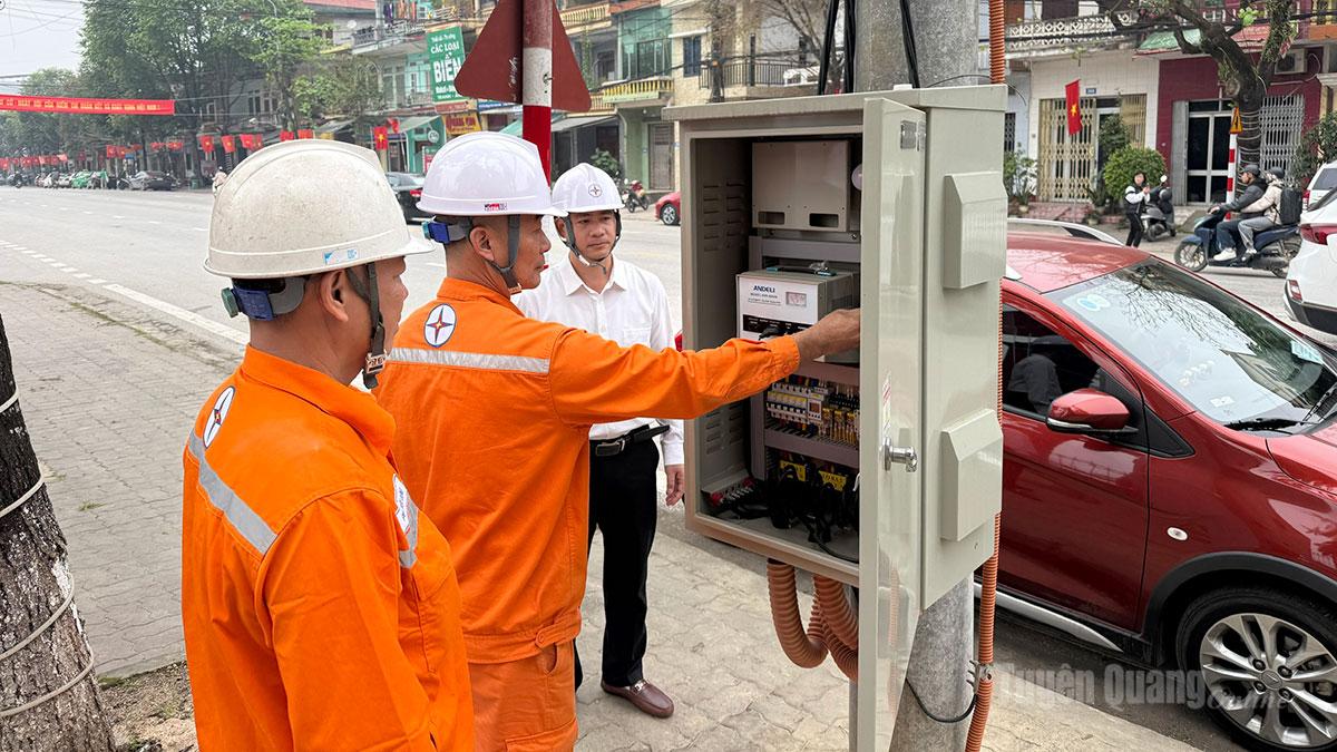 Cán bộ Điện lực Minh Xuân kiểm tra hệ thống điện tại các địa điểm tổ chức các sự kiện của tỉnh.