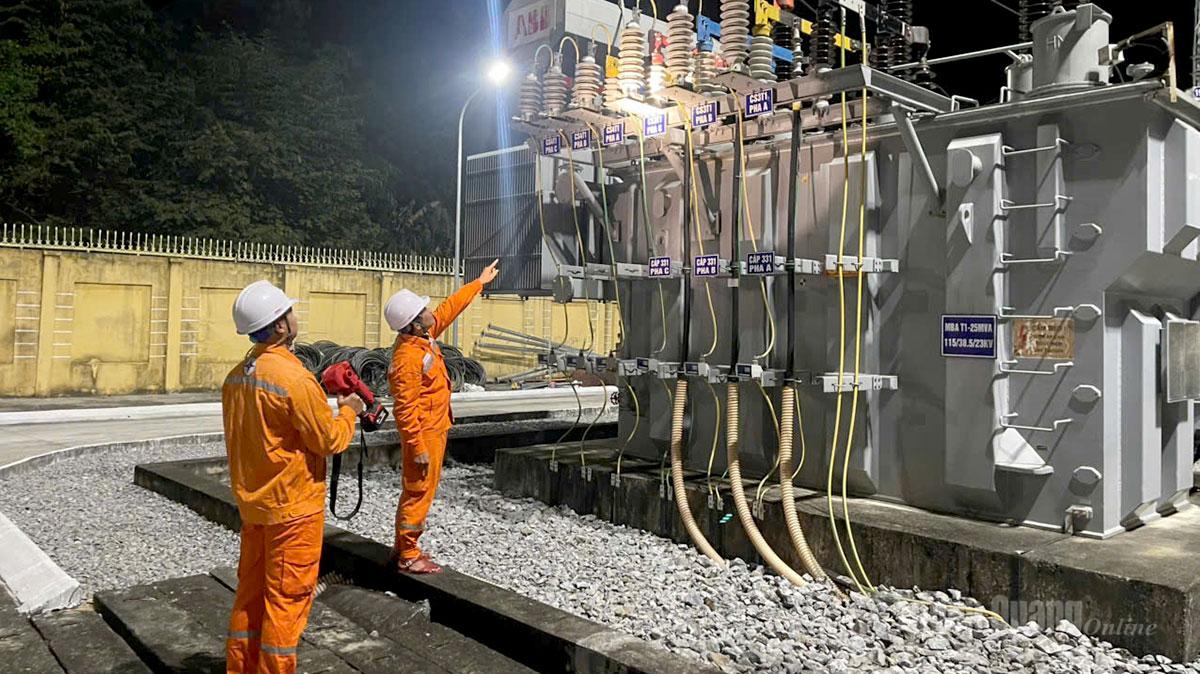 Công ty Điện lực Tuyên Quang kiểm tra vận hành hệ thống điện.