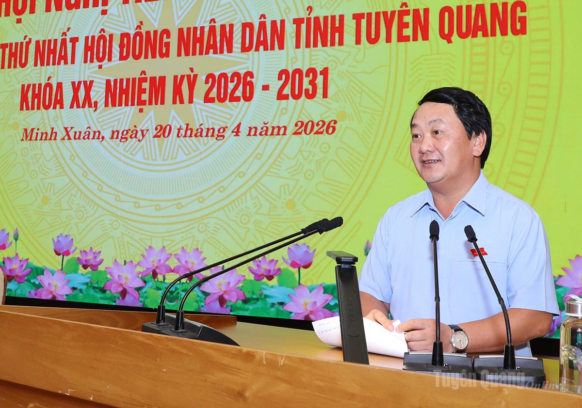 Bí thư Tỉnh ủy Hầu A Lềnh phát biểu tại buổi tiếp xúc cử tri phường Minh Xuân.