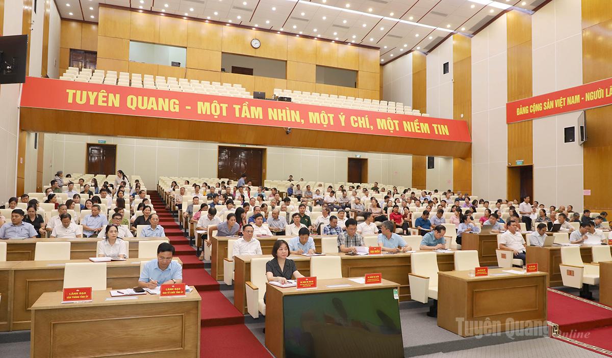 Các đại biểu dự Hội nghị tiếp xúc cử tri phường Minh Xuân.