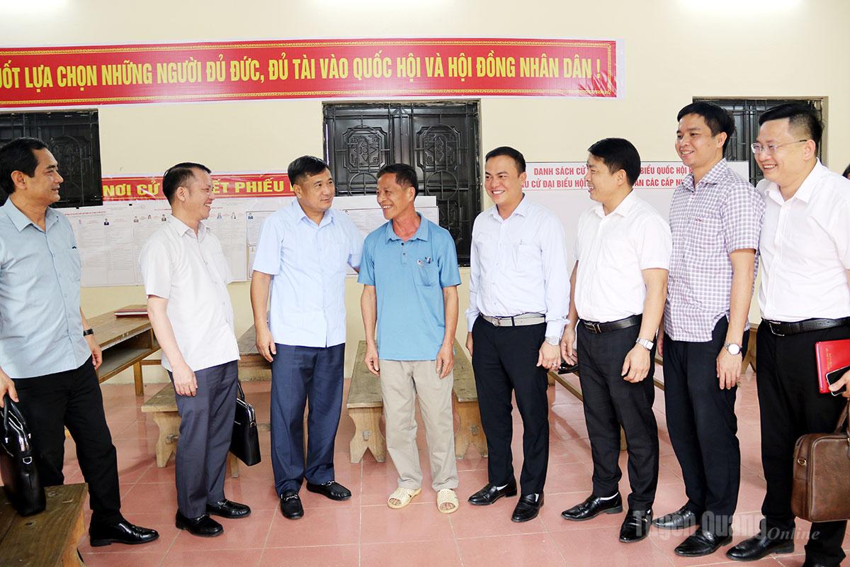 Đồng chí Hầu Minh Lợi, Ủy viên Ban Thường vụ Tỉnh ủy, Phó Chủ tịch Thường trực HĐND tỉnh nắm bắt tình hình hoạt động tại Chi bộ thôn Nà Giàng, xã Tân Mỹ.