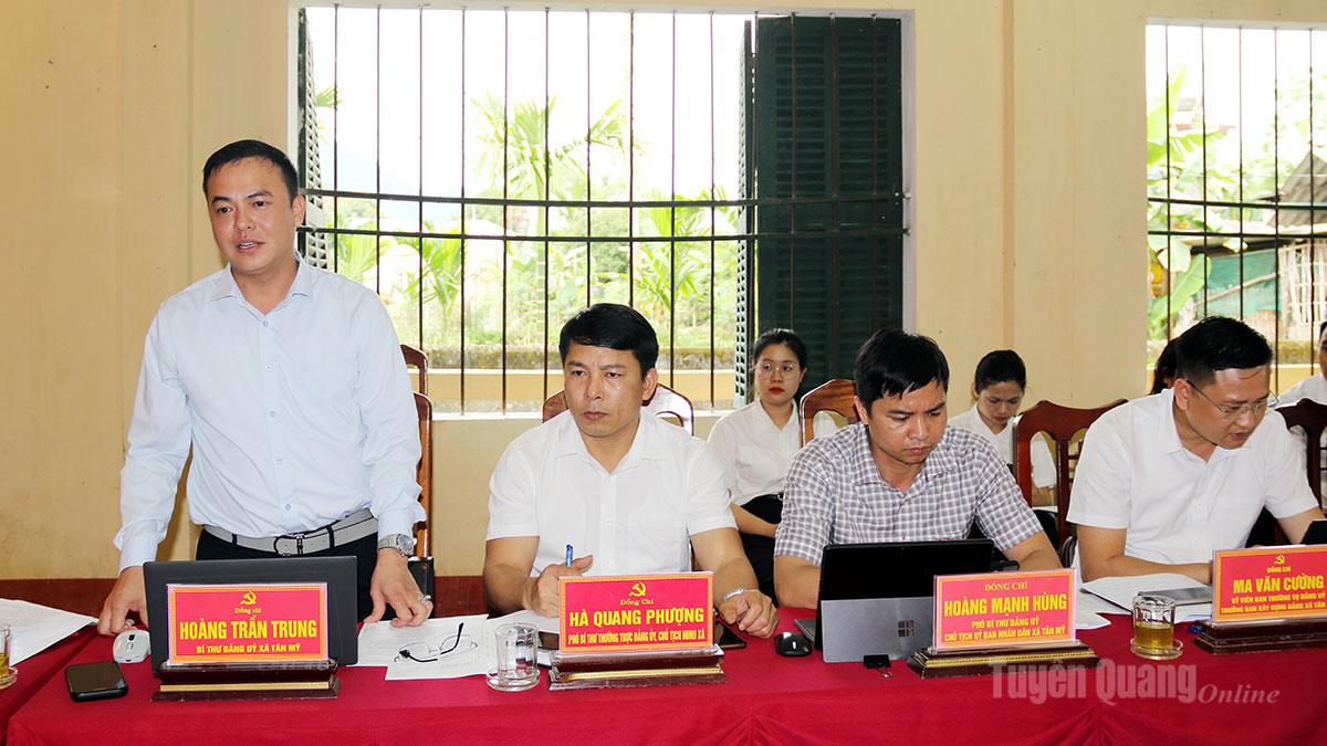 Bí thư Đảng ủy xã Tân Mỹ Hoàng Trần Trung làm rõ việc triển khai, thực hiện các chỉ thị, nghị quyết của cấp trên theo yêu cầu của Đoàn kiểm tra, giám sát.