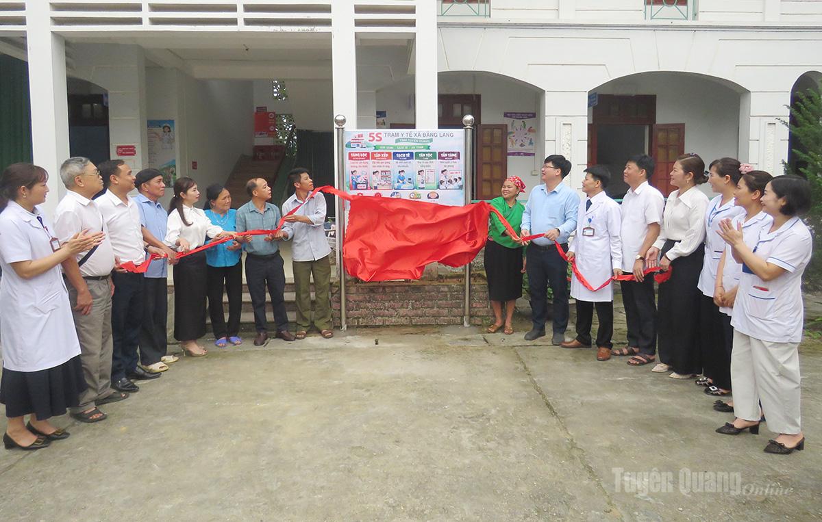 Các đại biểu thực hiện nghi thức ra mắt mô hình “5S” tại Trạm Y tế xã Bằng Lang.