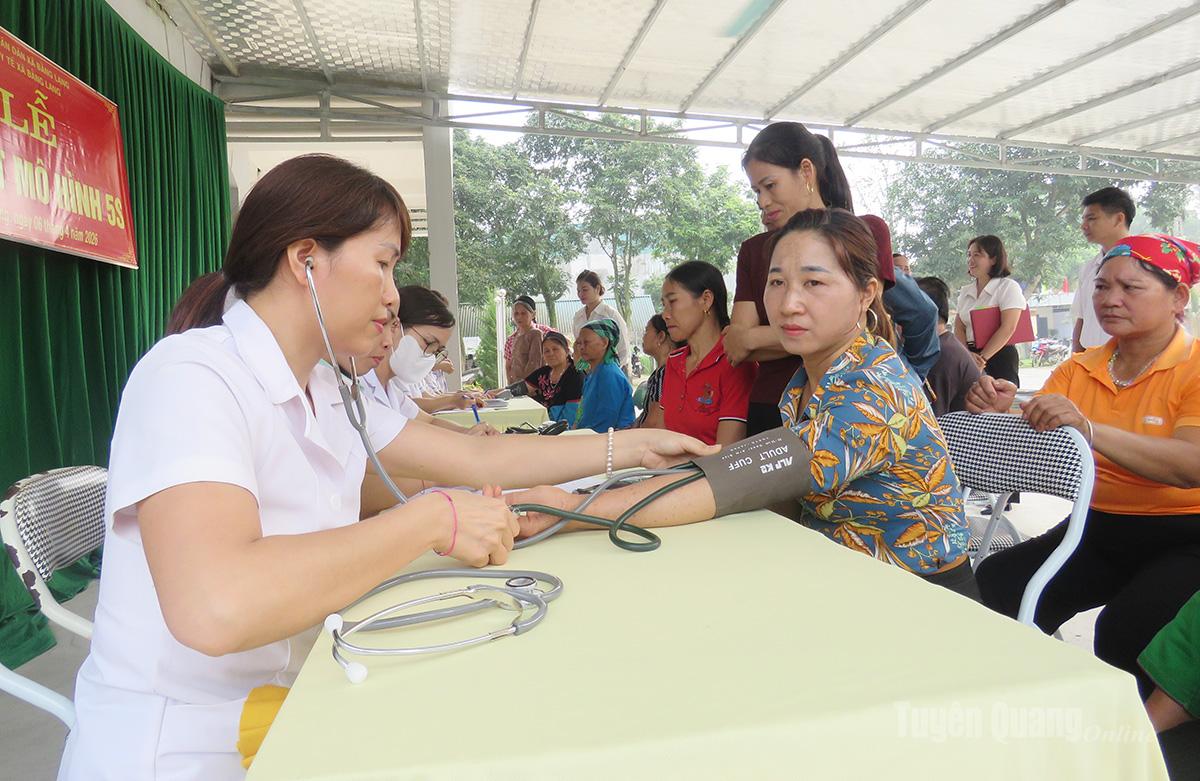 Cán bộ Trạm Y tế xã Bằng Lang phối hợp Trung tâm Y tế khu vực Quang Bình khám sức khỏe, tư vấn và cấp phát thuốc miễn phí cho người dân.
