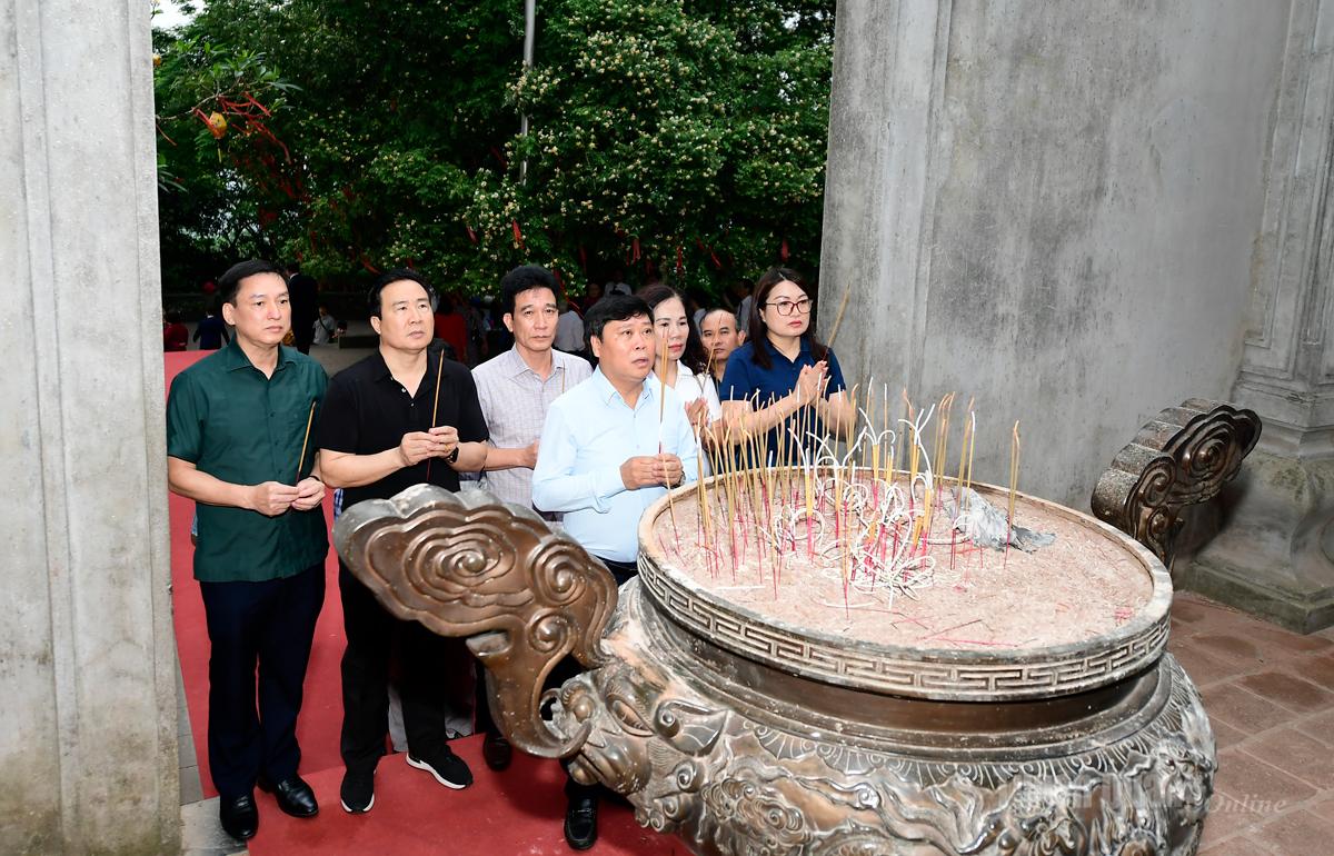 Đồng chí Mai Đức Thông, Ủy viên BCH Đảng bộ tỉnh, Bí thư Đảng ủy, Giám đốc Báo và phát thanh, truyền hình Tuyên Quang, Chủ tịch Hội Nhà báo tỉnh và các đồng chí trong Ban Giám đốc dâng hương tưởng nhớ các vị Vua Hùng.