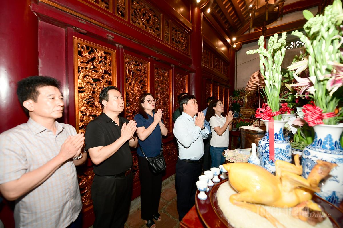 Ban Giám đốc Báo và phát thanh, truyền hình Tuyên Quang dâng hương tưởng niệm các vua Hùng tại Đền Thượng.