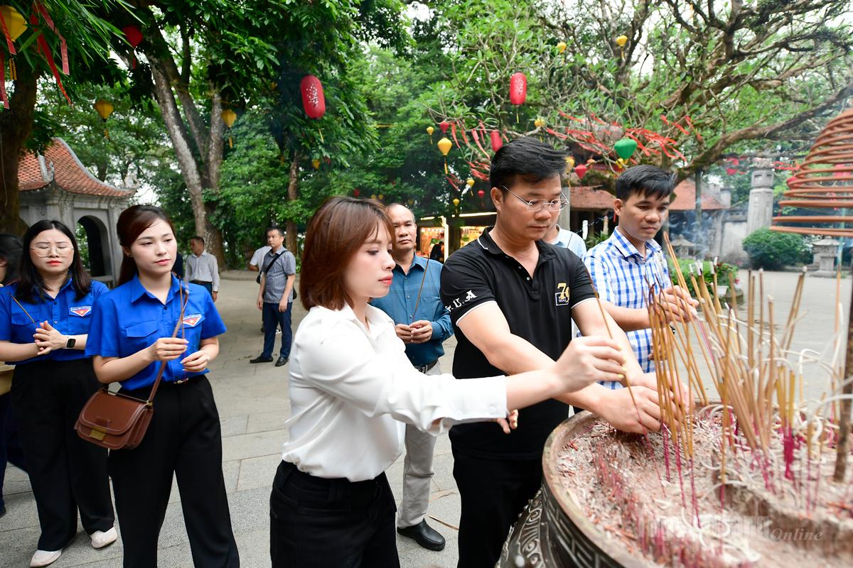 Lãnh đạo các phòng chuyên môn và Đoàn thanh niên Báo và phát thanh, truyền hình Tuyên Quang dâng hương tưởng niệm các vị Vua Hùng.