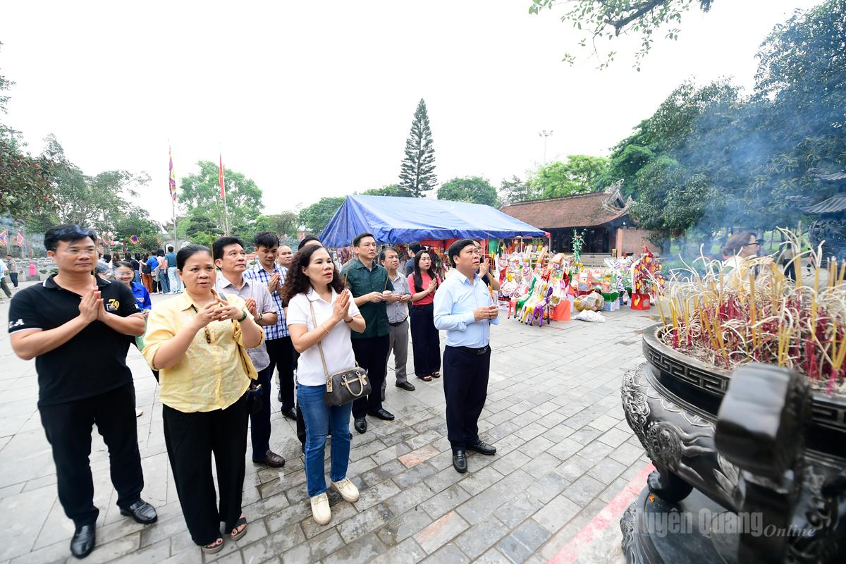 Đoàn đại biểu Báo và phát thanh, truyền hình Tuyên Quang dâng hương tại Đền Mẫu Âu Cơ.