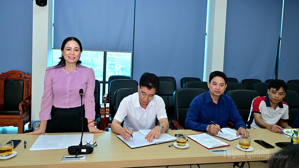 Lãnh đạo Báo và phát thanh, truyền hình Tuyên Quang phát biểu tại buổi làm việc.