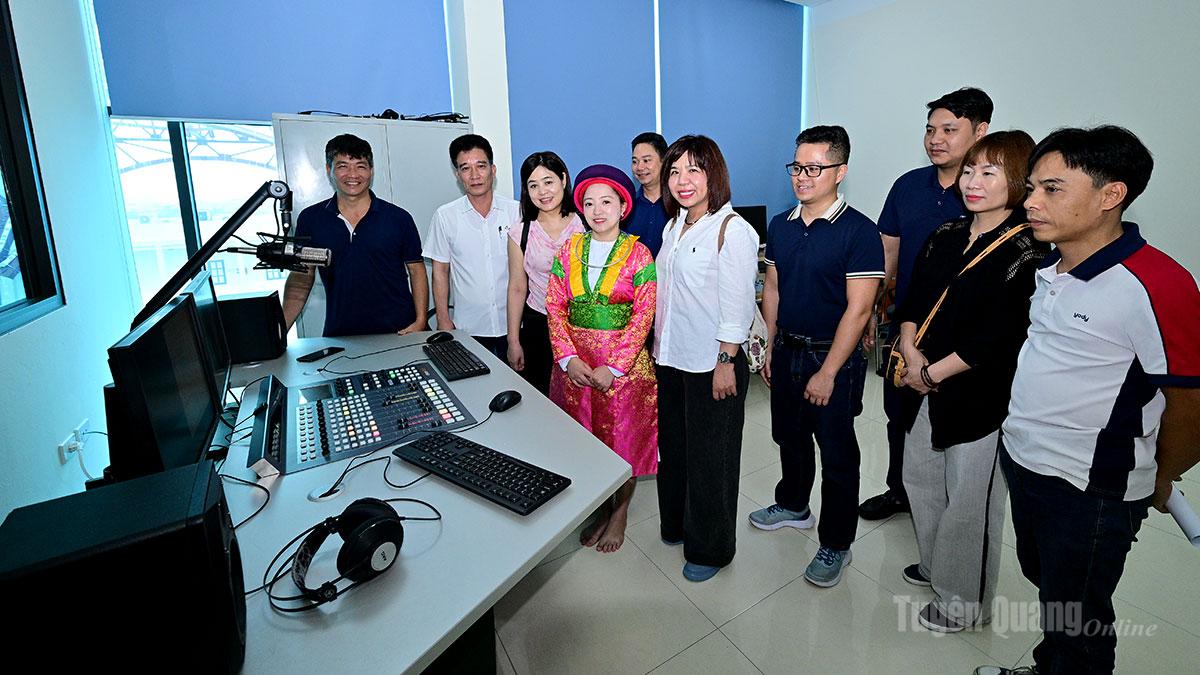 Đoàn đi kiểm tra các trang thiết bị của Báo và phát thanh, truyền hình Tuyên Quang do VOV tài trợ.