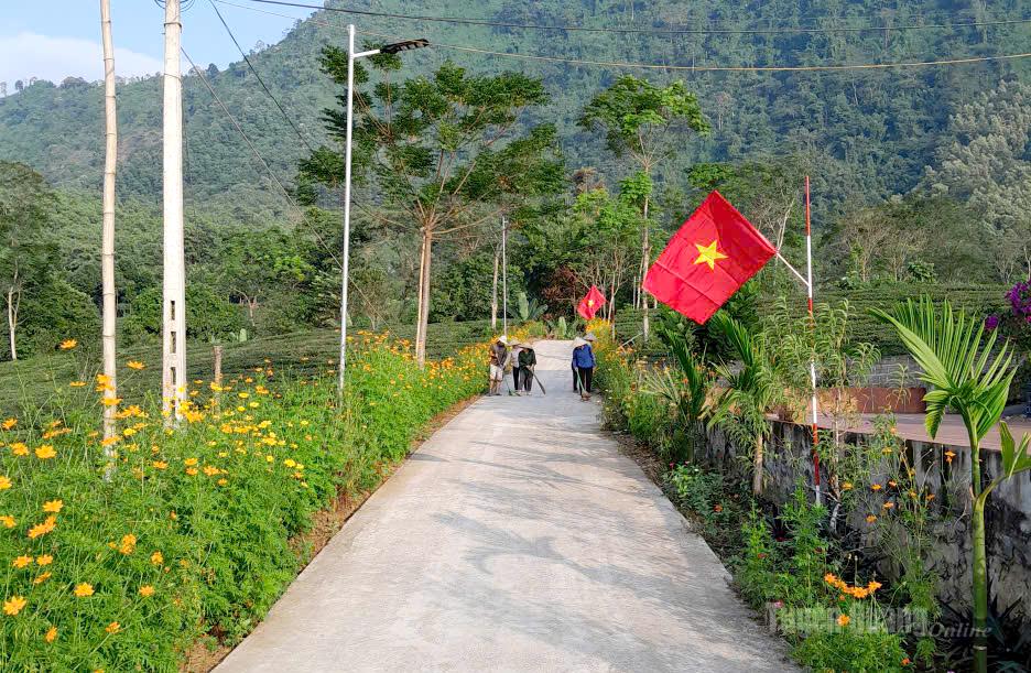 Tuyến đường nội thôn Đội 5 vừa hoàn thiện, đưa vào sử dụng từ sự đầu tư của Nhà nước và đóng góp của Nhân dân.