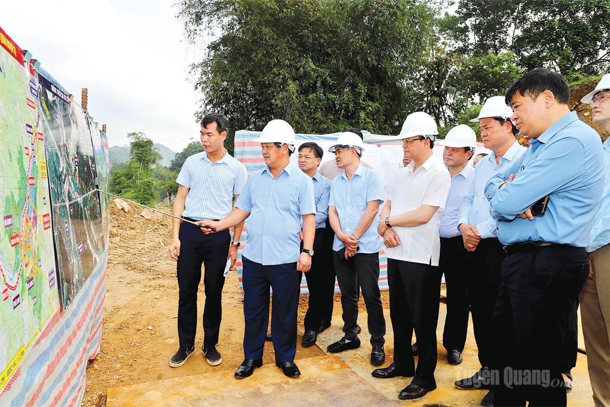 Đồng chí Bí thư Tỉnh ủy Hầu A Lềnh kiểm tra quy hoạch công trình Nâng cấp Quốc lộ 2 và xây cầu mới nối Quốc lộ 2 với đường vành đai phía Nam đoạn km 286 + 450, Quốc lộ 2, tổ 19, phường Hà Giang 1.