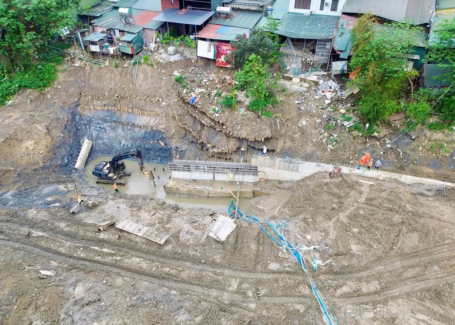 Making the most of favorable weather, groups of workers and machinery are striving to carry out the project titled “Natural Disaster Mitigation: Anti-Erosion Embankment Behind Residential Area of Neighborhood Group 36, Ha Giang 1 Ward.”