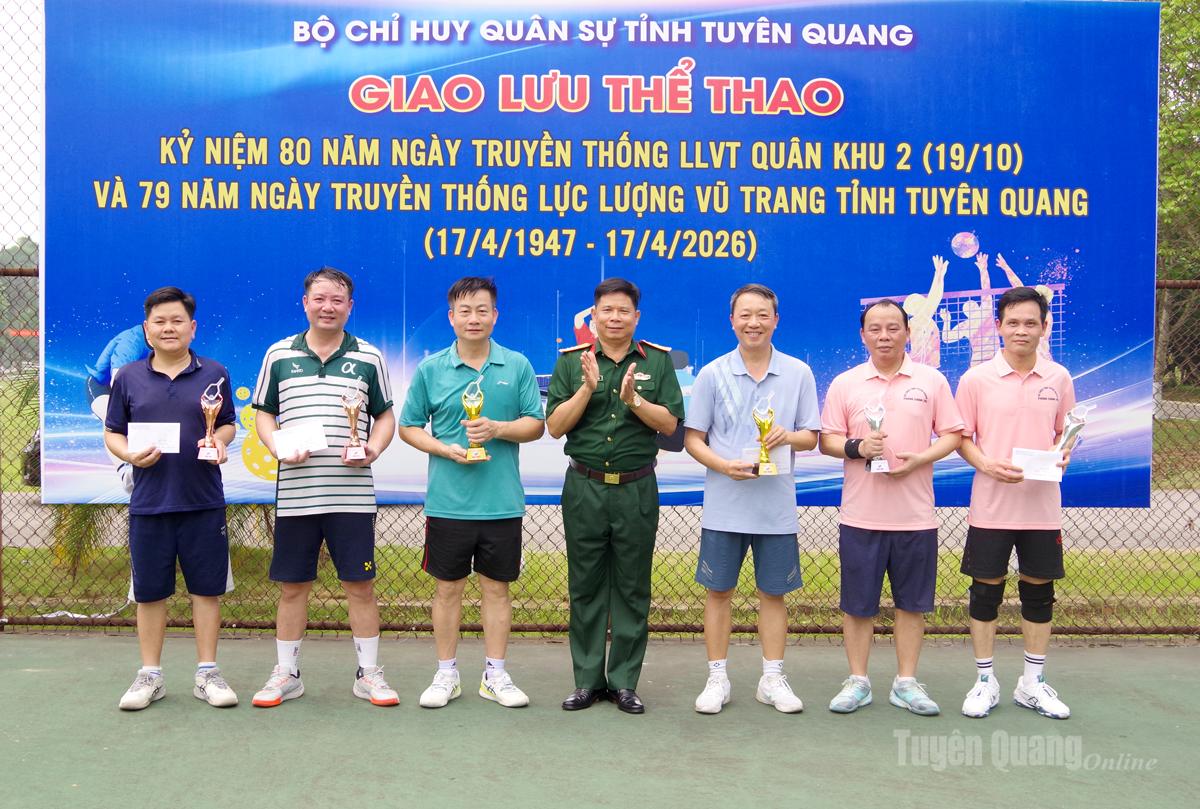 Ban tổ chức trao giải nhất, nhì, ba nội dung Pickleball đôi lãnh đạo.