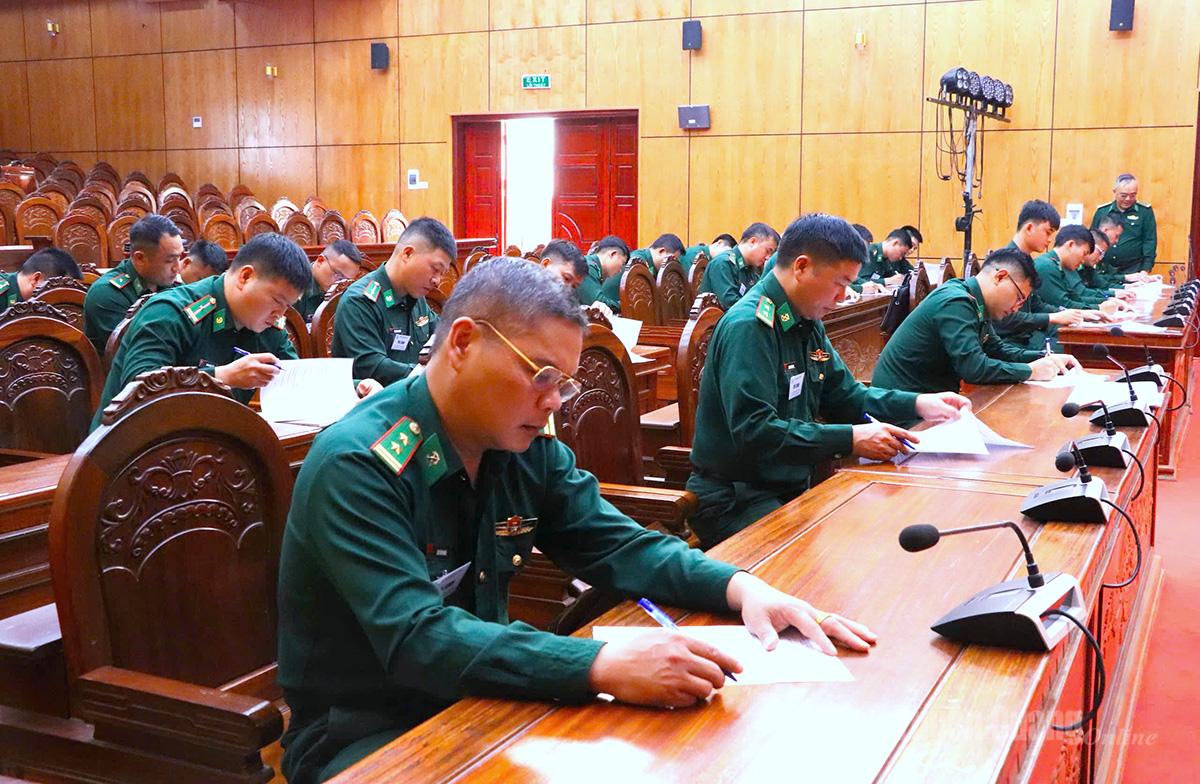 Thí sinh BĐBP Tuyên Quang tham gia phần thi viết tiếng Mông.