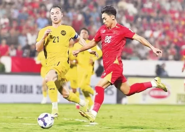 The Vietnamese national football team (in red) secured a 3–1 victory over Malaysia. (Photo: TRAN HAI)