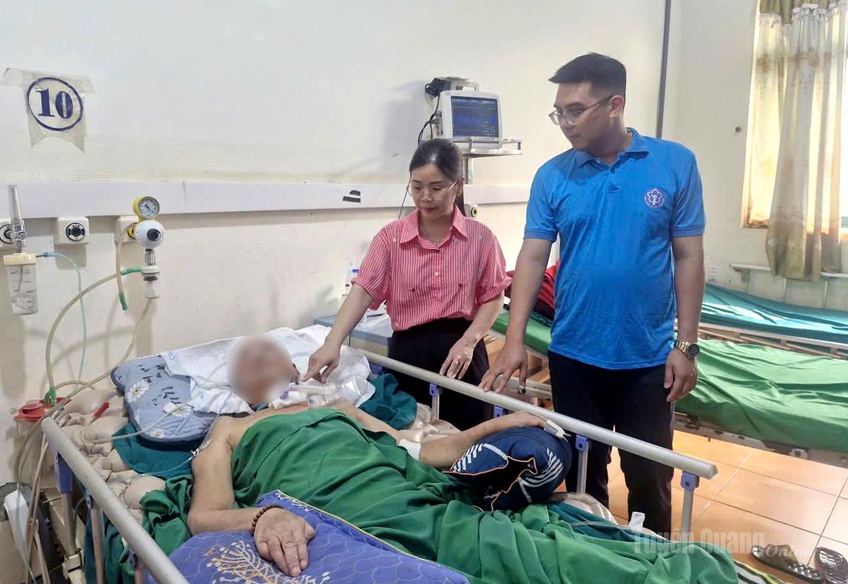 Ông Nguyễn Văn Linh, Phó Giám đốc BHXH cơ sở Yên Minh thăm hỏi bệnh nhân sau khi hiến máu.