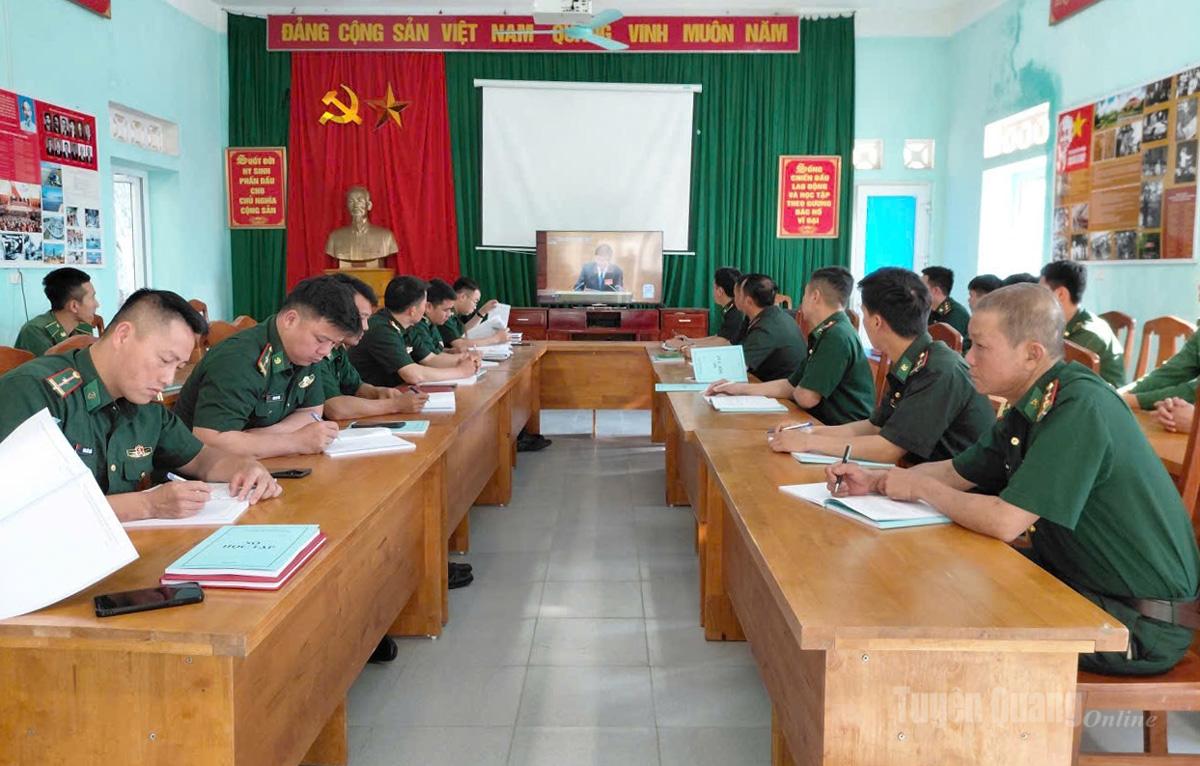 Cán bộ, chiến sĩ Đồn Biên phòng Thàng Tín học tập Nghị quyết. Ảnh: Nguyễn Yếm