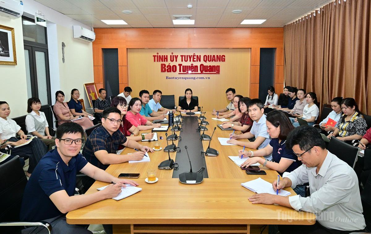 Cán bộ, đảng viên, biên tập viên, phóng viên, kỹ thuật viên, người lao động Báo và phát thanh, truyền hình Tuyên Quang cơ sở 1 tham dự Hội nghị trực tuyến. Ảnh: Quang Hòa