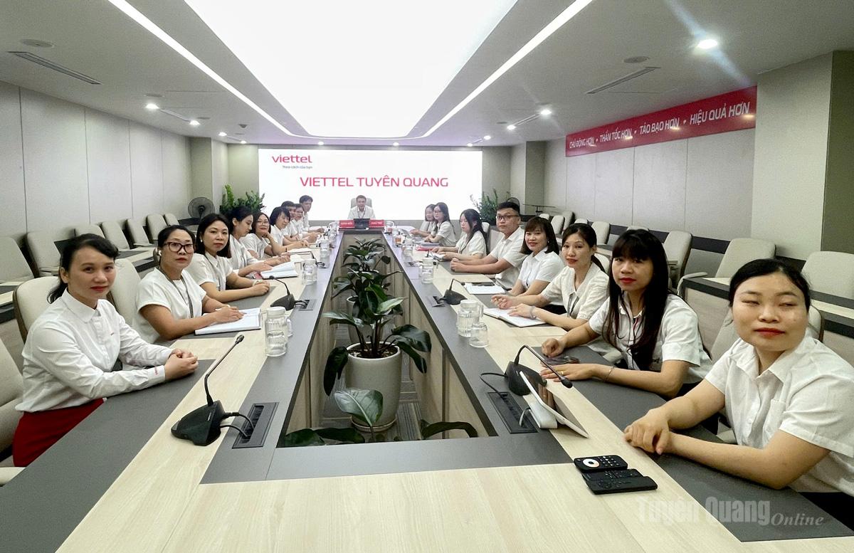 Cán bô, đảng viên, người lao động Viettel Tuyên Quang dự hội nghị trực tuyến tại điểm cầu Viettel Tuyên Quang. Ảnh: Quốc Việt