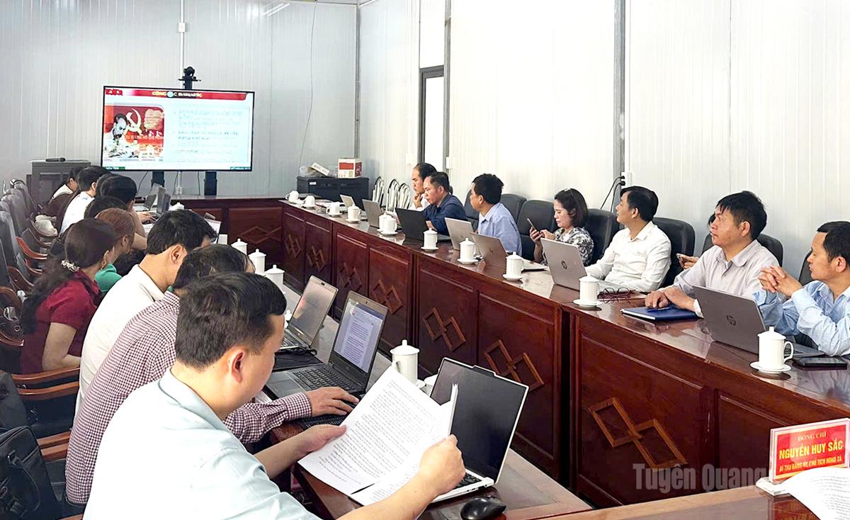 Cán bộ, đảng viên xã Sơn Vĩ tham gia học tập Nghị quyết của Đảng. Ảnh: Diệu Kế