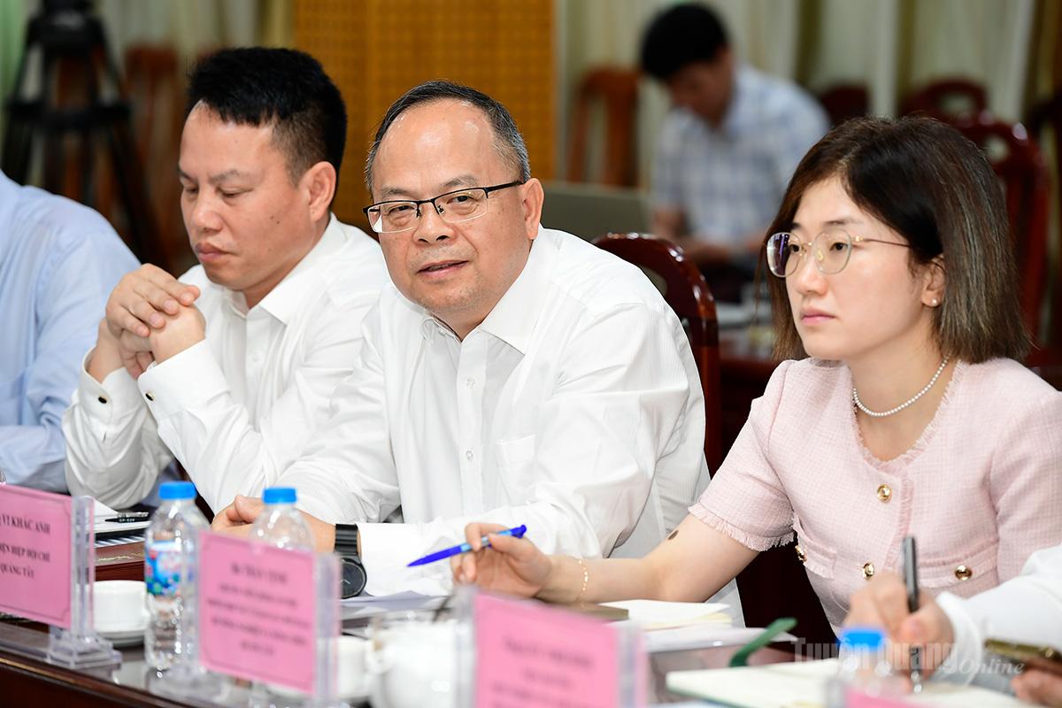 Lãnh đạo Hiệp hội Chè tỉnh Quảng Tây phát biểu tại buổi làm việc.