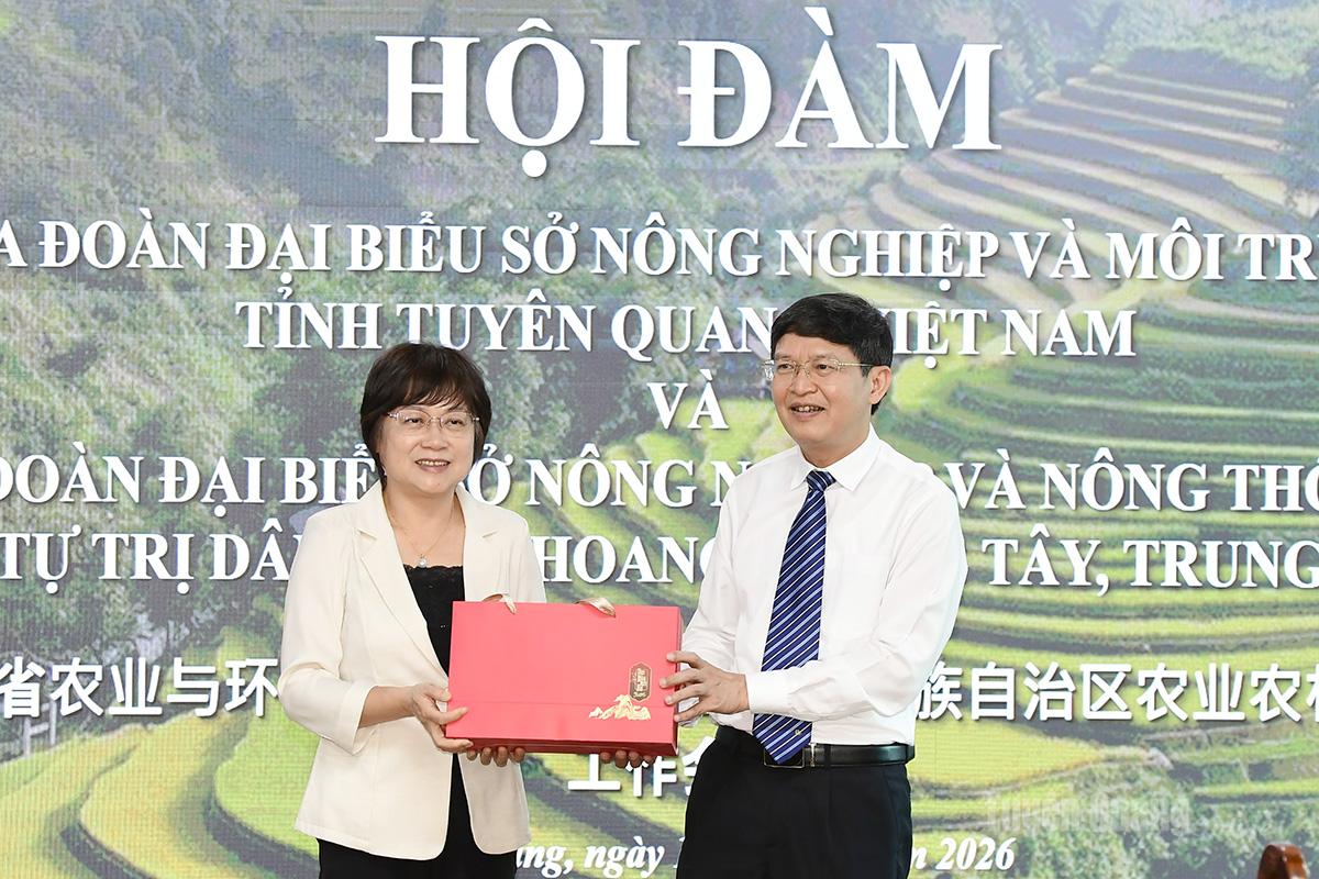 Lãnh đạo Sở Nông nghiệp và Môi trường tặng quà cho đoàn công tác.