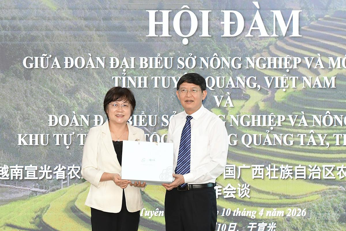 Lãnh đạo Sở Nông nghiệp và Nông thôn Khu tự trị dân tộc Choang Quảng Tây, Trung Quốc tặng quà cho lãnh đạo Sở Nông nghiệp và Môi trường tỉnh Tuyên Quang.