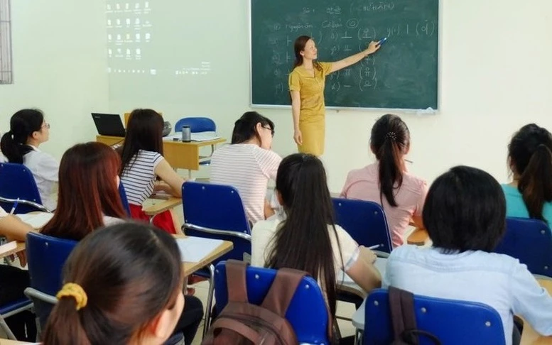 Tạo sự bình đẳng trong quản lí, sử dụng và phát triển đội ngũ giảng viên cao đẳng.