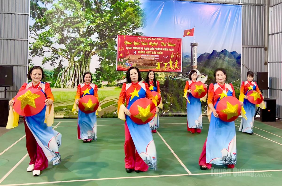 Các hội viên giao lưu văn nghệ.