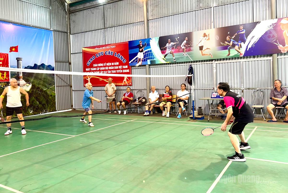 Các hội viên tham gia giao lưu thể thao.