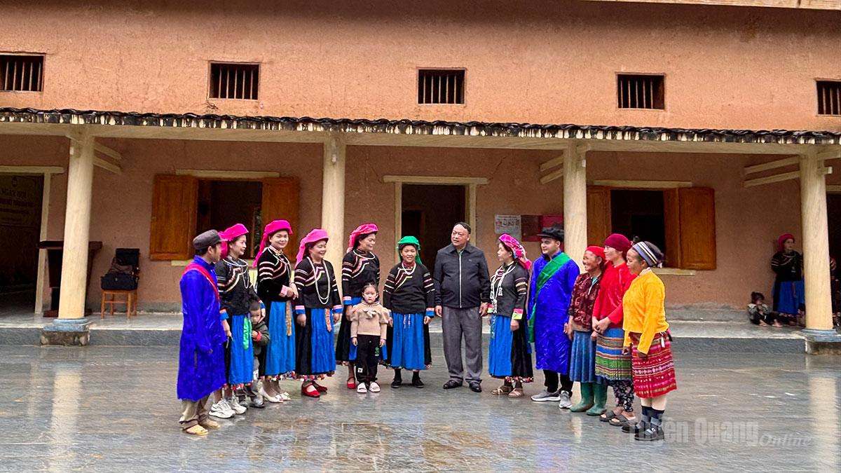 Nhà văn hoá thôn Cháng Lộ được xây mới khang trang.