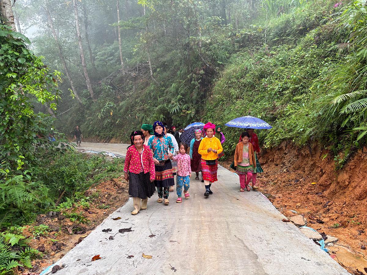 Hạ tầng giao thông thôn Cháng Lộ được đầu tư giúp người dân đi lại thuận lợi.