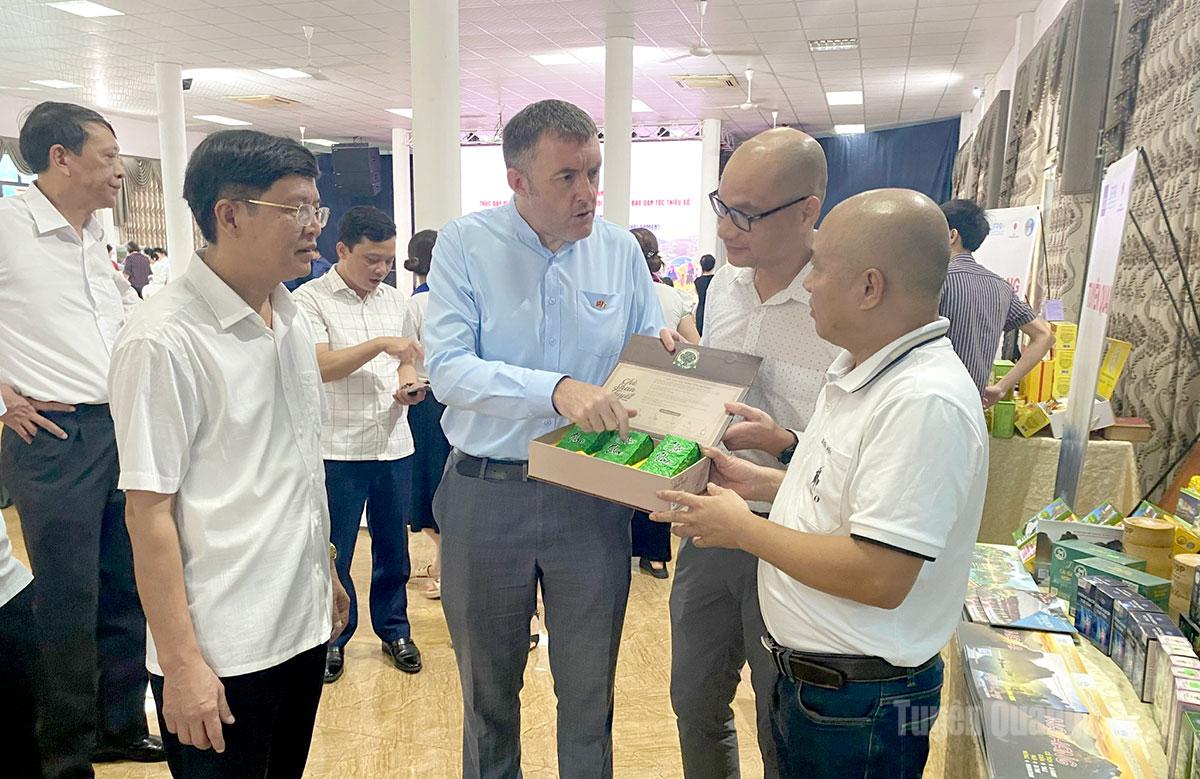 Lãnh đạo HTX Sơn Trà giới thiệu chè shan tuyết Hồng Thái 1 tôm, 1 lá với doanh nghiệp nước ngoài.