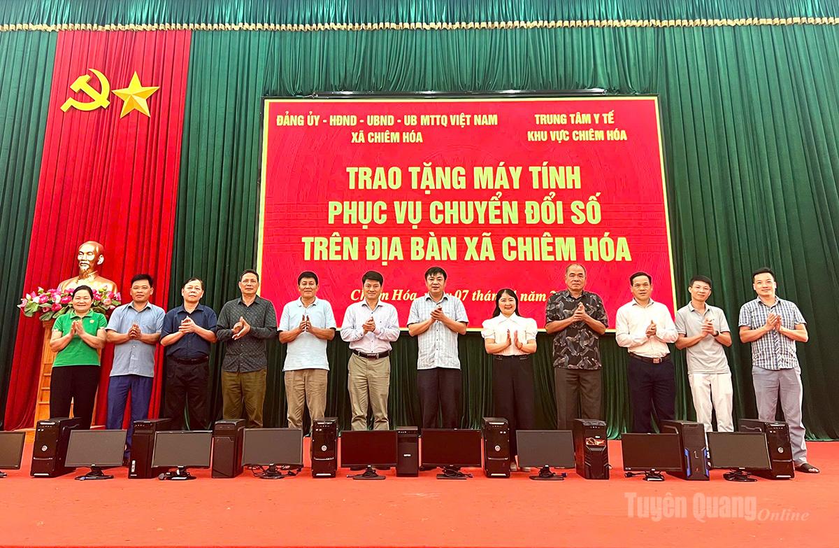 UBND xã Chiêm Hoá phối hợp với Trung tâm Y tế khu vực Chiêm Hoá trao máy tính phục vụ chuyển đổi số trên địa bàn xã.