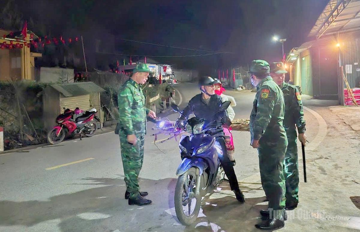 Cán bộ Đồn Biên phòng Cửa khẩu Săm Pun kiểm tra, kiểm soát người và phương tiện lưu thông trên địa bàn.