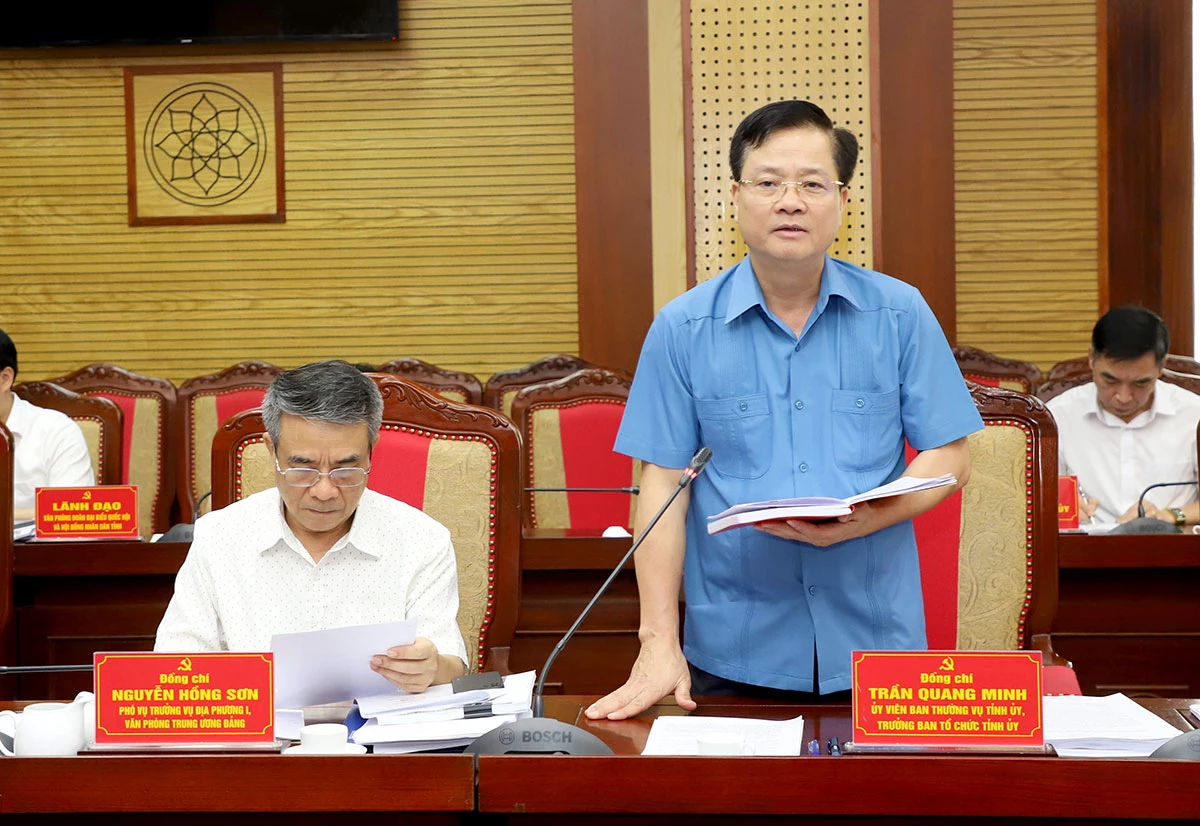 Trưởng ban Tổ chức Tỉnh ủy Trần Quang Minh thảo luận tại hội nghị.