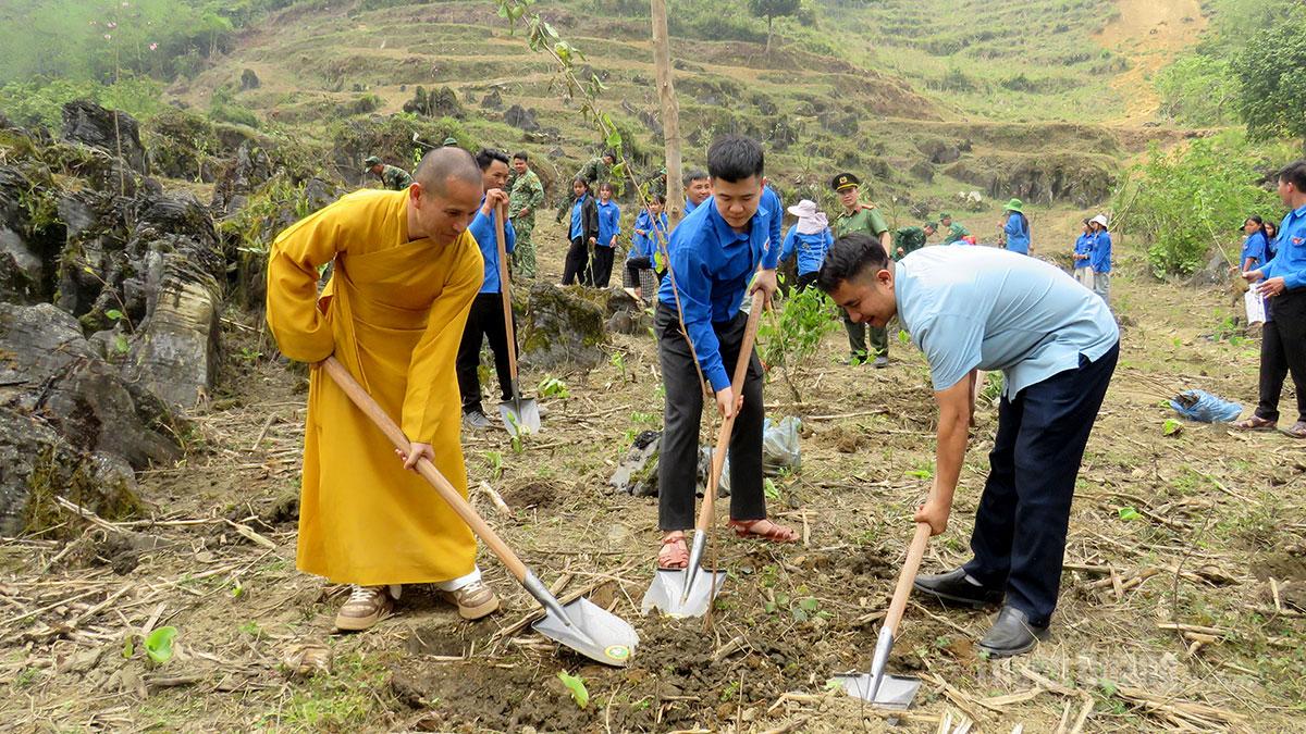 Các đại biểu cùng lãnh đạo xã Xín Mần trồng cây tại thôn Quán Dín Ngài, xã Xín Mần.