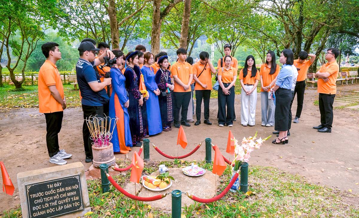 Sinh viên  tham gia cuộc thi hướng dẫn viên du lịch tại các điểm di tích lịch sử.