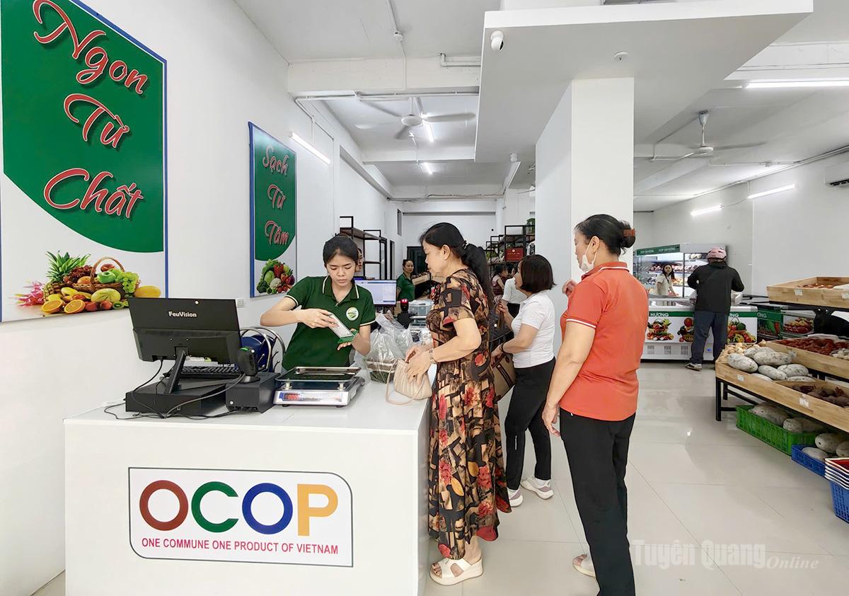 Đông đảo người dân mua sắm các sản phẩm đặc sản, OCOP tại cửa hàng.